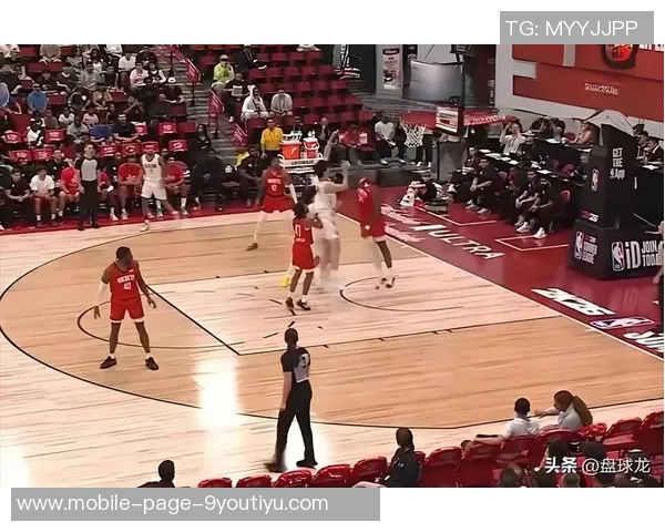 杨瀚森神勇防守一击扇飞弗里曼托篮下进攻皮球瞬间